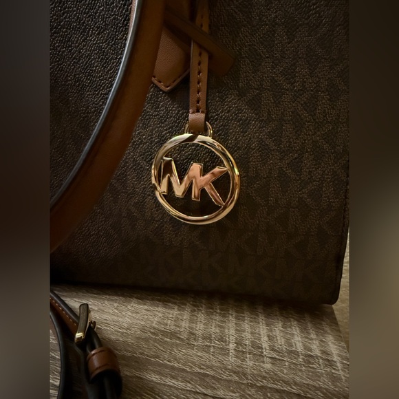 Michael Kors Sheila Medium
Logo Satchel (Price is Firm) - Picture 2 of 4